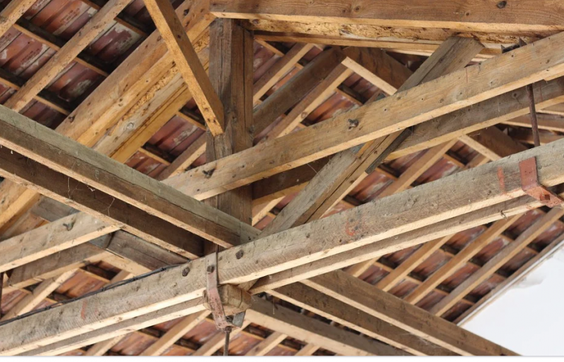 Rénovation de charpente en bois traditionnelle par un professionnel à Saint Etienne